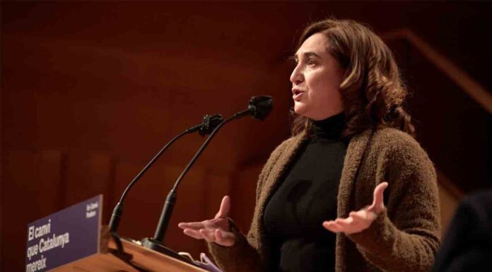 Ada Colau: ‘Las protestas no justifican destrozar mobiliario o atacar a medios’ Ada Colau: 'Las protestas no justifican destrozar mobiliario o atacar a medios'