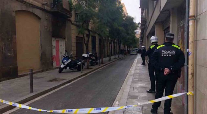 Desalojan 43 personas de un edificio deteriorado del Raval con narcopisos Desalojan 43 personas de un edificio deteriorado del Raval con narcopisos