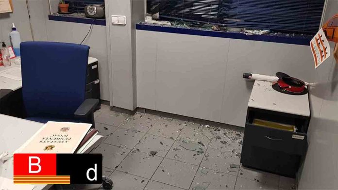 Destrozada la comisaría de los Mossos de Vic en las protestas de Hasel