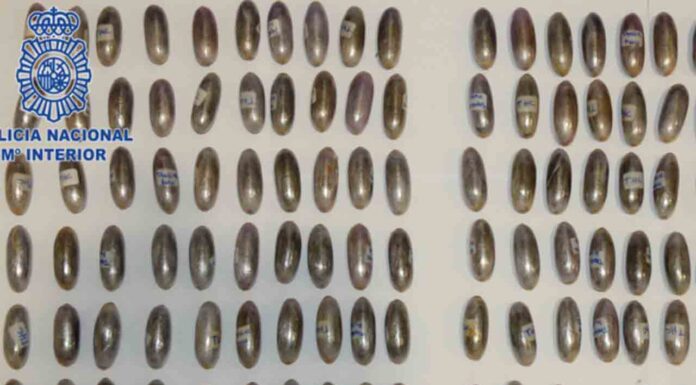 Detenidos el Aeropuerto de El Prat con 400 bolas de hachís en el cuerpo Detenidos el Aeropuerto de El Prat con 400 bolas de hachís en el cuerpo