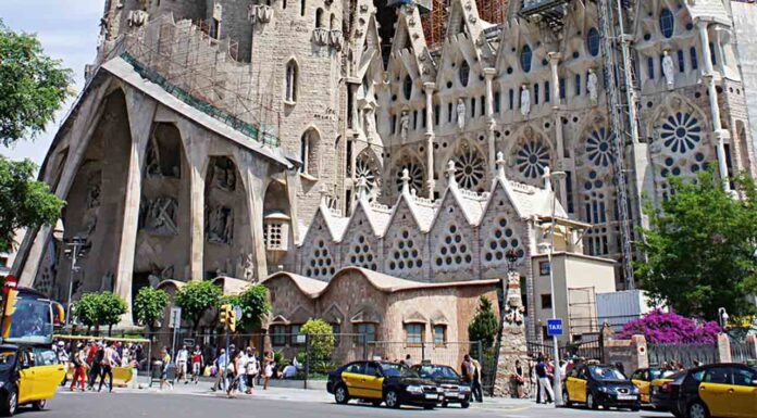 El Ayuntamiento y la Sagrada Familia ajustan el calendario económico El Ayuntamiento y la Sagrada Familia ajustan el calendario económico
