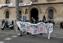 Un grupo de estudiantes protestan en la UB contra el encarcelamiento de Hasél Un grupo de estudiantes protestan en la UB contra el encarcelamiento de Hasél