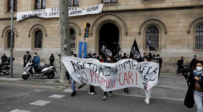 Un grupo de estudiantes protestan en la UB contra el encarcelamiento de Hasél Un grupo de estudiantes protestan en la UB contra el encarcelamiento de Hasél