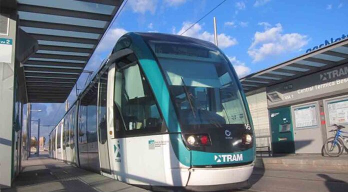 Dos heridos en un choque entre un tranvía y un turismo en la Meridiana Aprobada la primera fase de los proyectos de urbanización de la unión de la red tranviaria