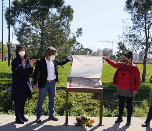 Atril en memoria de la activista Berta Cáceres Atril en memoria de la activista Berta Cáceres