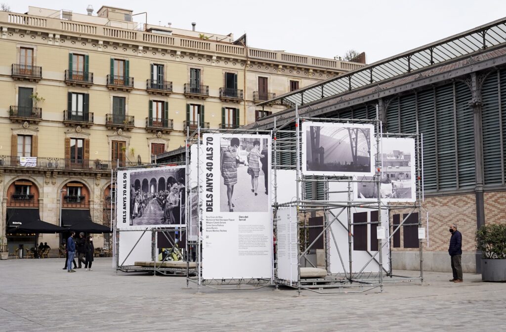 Ada Colau inaugura la exposición 'Barcelona Fotògrafes' en el marco de los actos del 8M