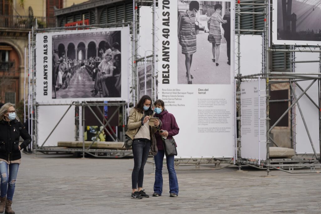 Ada Colau inaugura la exposición 'Barcelona Fotògrafes' en el marco de los actos del 8M