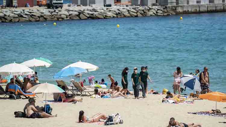 Comienza la temporada media de baño en las playas de Barcelona