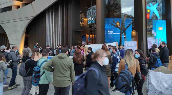 El Sindicat de Llogaters denuncia acoso inmobiliario ante la sede de Caixabank El Sindicat de Llogaters denuncia acoso inmobiliario ante la sede de Caixabank