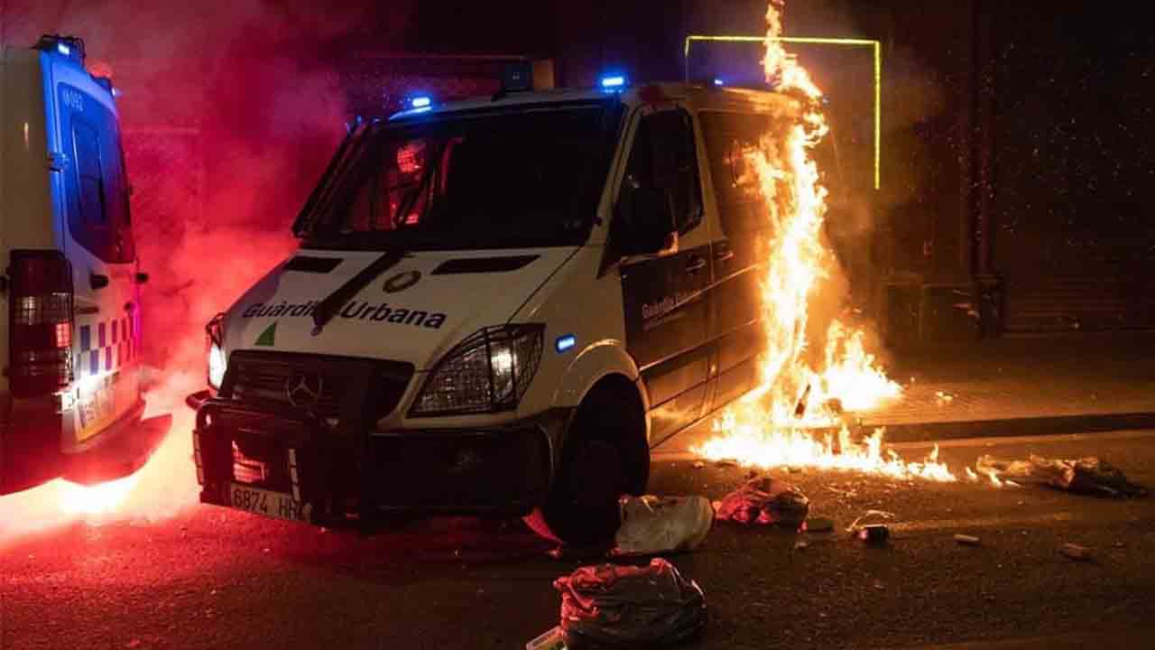 El juzgado requisa la furgoneta de la Guardia Urbana quemada en los disturbios pro Hasel