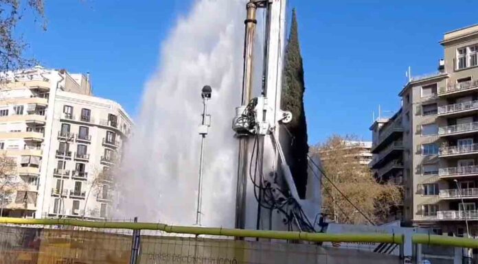 Espectacular fuga de agua en Passeig Sant Joan por la rotura de un colector Espectacular fuga de agua en Passeig Sant Joan por la rotura de un colector