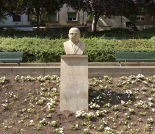 Monumento a Álvaro Cunqueiro Monumento a Álvaro Cunqueiro