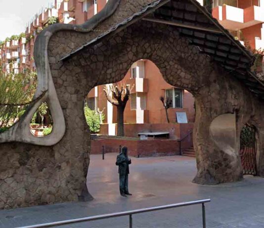 Monumento a Antonio Gaudí Monumento a Antonio Gaudí