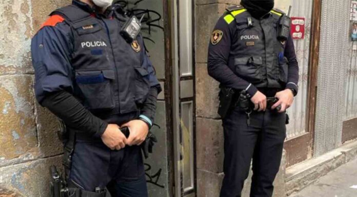 Redada en dos pisos de El Raval donde se vendía ‘Cristal’ Redada en dos pisos de El Raval donde se vendía 'Cristal'