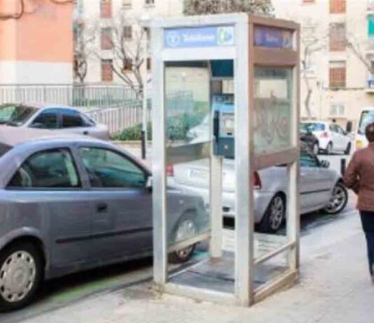 Telefónica cede al Ayuntamiento de Barcelona la última cabina de teléfono Telefónica cede al Ayuntamiento de Barcelona la última cabina de teléfono