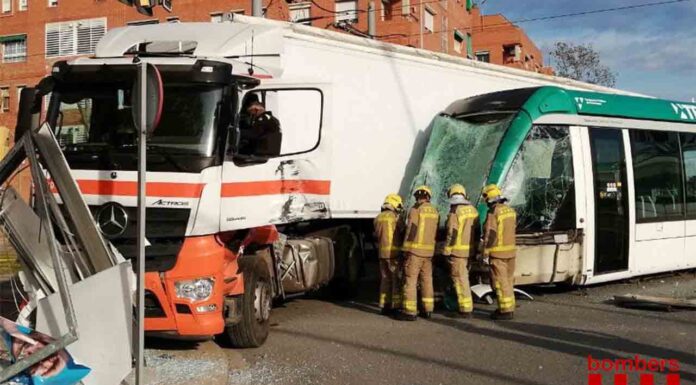Tres heridos en un accidente entre un camión y un tranvía en Sant Adrià Tres heridos en un accidente entre un camión y un tranvía en Sant Adrià