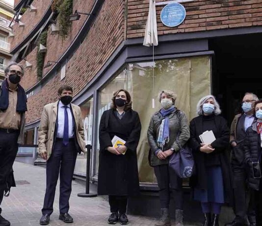 Barcelona dedica una placa al poeta Jaime Gil de Biedma en la casa donde vivió Barcelona dedica una placa al poeta Jaime Gil de Biedma en la casa donde vivió