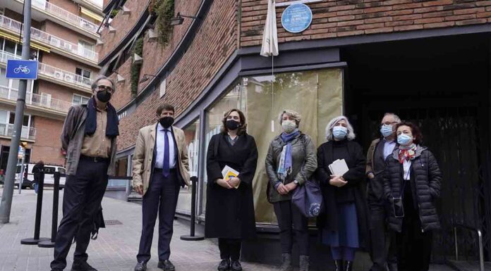 Barcelona dedica una placa al poeta Jaime Gil de Biedma en la casa donde vivió Barcelona dedica una placa al poeta Jaime Gil de Biedma en la casa donde vivió