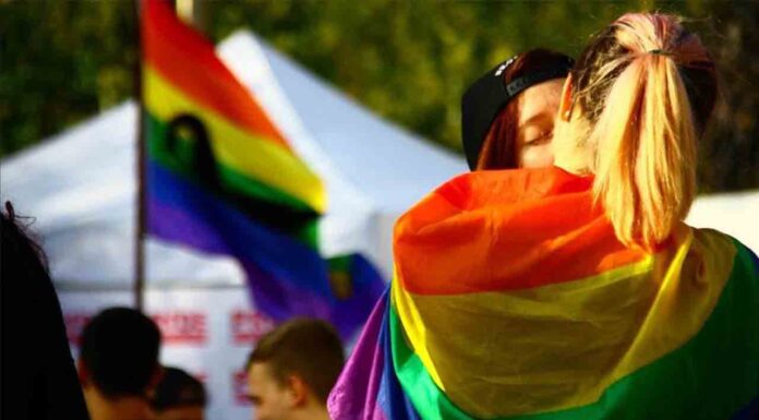 Detenido por insultos homófobos y amenazar con una navaja a un trabajador del metro Condenada una mujer a prisión por vejar a dos chicas que se besaban en el metro