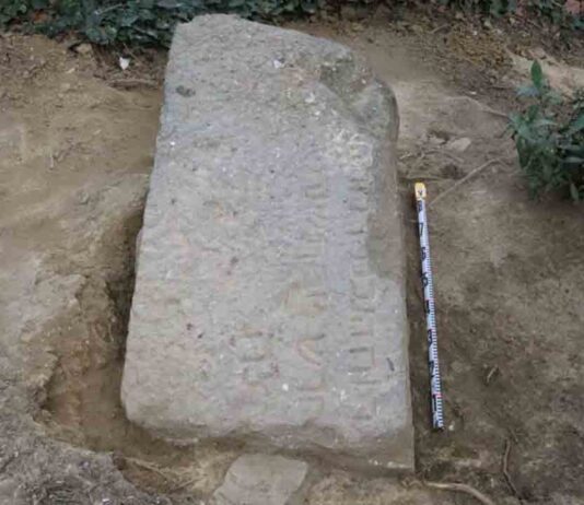 Descubierta una lápida epigrafiada procedente de la necrópolis judía de Montjuïc Descubierta una lápida epigrafiada procedente de la necrópolis judía de Montjuïc