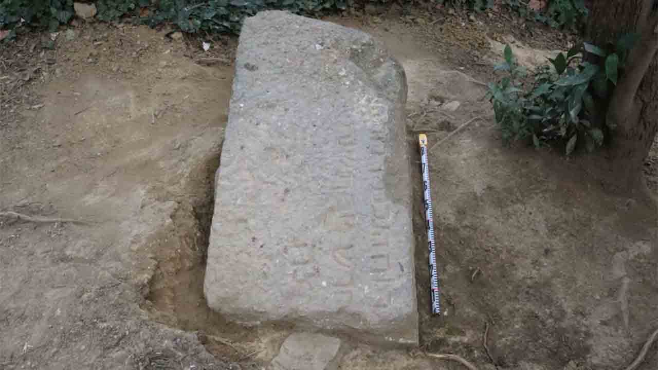Descubierta una lápida epigrafiada procedente de la necrópolis judía de Montjuïc