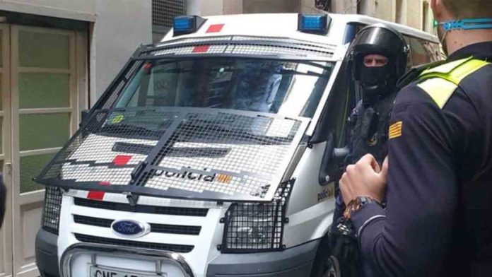 Desmantelado un piso ocupado en El Raval donde se vendía droga