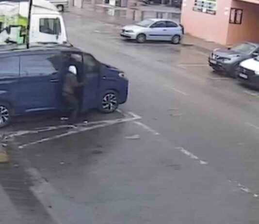 Video: Detenido el autor del robo de 25.000 euros en Hospitalet a la empleada de una empresa Detenido el autor del robo de 25.000 euros en Hospitalet a la empleada de una empresa