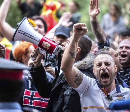 Piden hasta 10 años de prisión para 15 neonazis por los ataques a la mezquita de Nou Barris Hasta 10 años de prisión para 15 neonazis por los ataques a la mezquita de Nou Barris