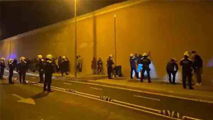 La Guàrdia Urbana desaloja una fiesta ilegal en Poblenou con 70 personas