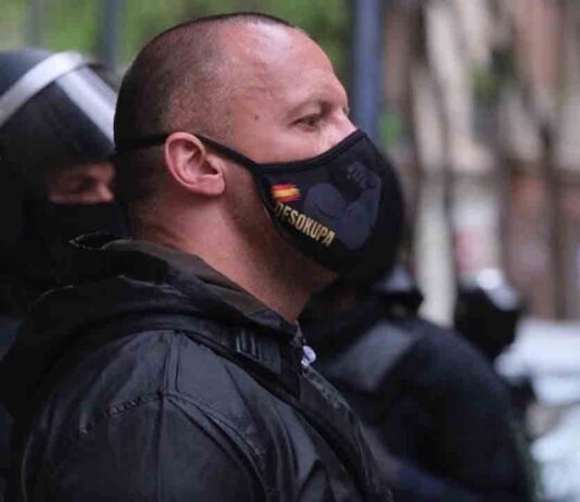 La extrema derecha y los Mossos juntos para un desalojo en Poble Sec La extrema derecha y los Mossos juntos para un desalojo en Poble Sec