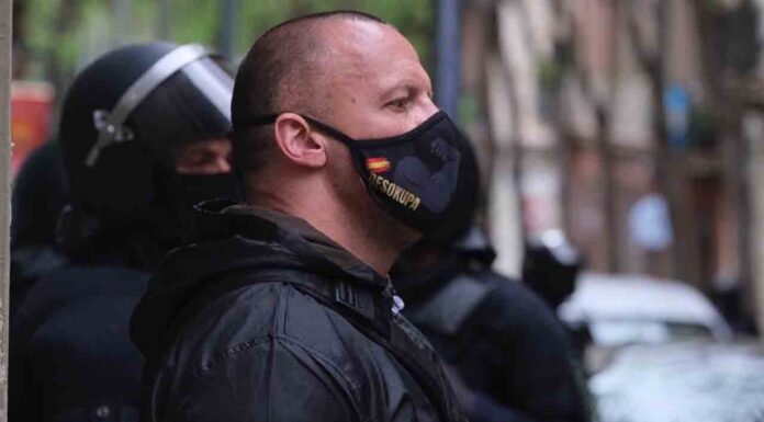 La extrema derecha y los Mossos juntos para un desalojo en Poble Sec La extrema derecha y los Mossos juntos para un desalojo en Poble Sec