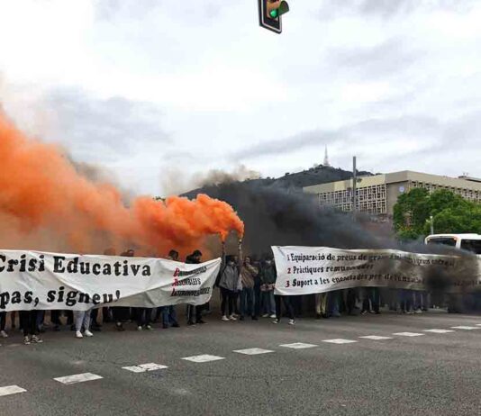 Los estudiantes cortan la Diagonal ‘contra la crisis educativa’ Los estudiantes cortan la Diagonal 'contra la crisis educativa'