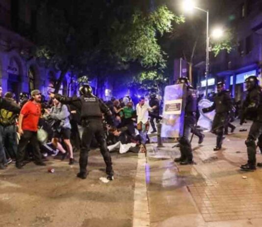 Piden 5 años de prisión a un Mosso por la agresión a un periodista en Gràcia Piden 5 años de prisión a un Mosso por la agresión a un periodista en Gràcia
