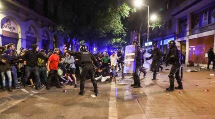 Piden 5 años de prisión a un Mosso por la agresión a un periodista en Gràcia Piden 5 años de prisión a un Mosso por la agresión a un periodista en Gràcia