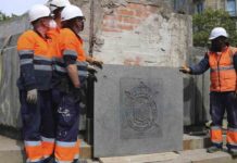 Retirada del escudo del rey Juan Carlos de la plaza del Cinc d’Oros Retirada del escudo del rey Juan Carlos de la plaza del Cinc d'Oros