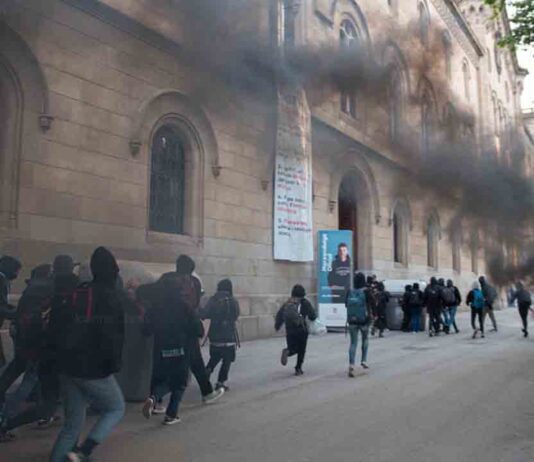 Universitarios ocupan el rectorado de la UB Universitarios ocupan el rectorado de la UB