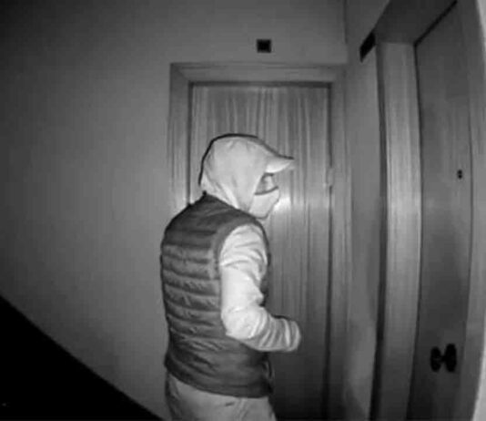 Detenidos por poner marcadores en pisos del barrio de Montbau Detenidos por poner marcadores en pisos del barrio de Montbau