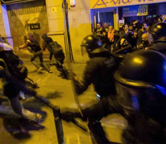 Dos años de prisión a un mosso por la agresión a un periodista en Gràcia Dos años de prisión a un mosso por la agresión a un periodista en Gràcia