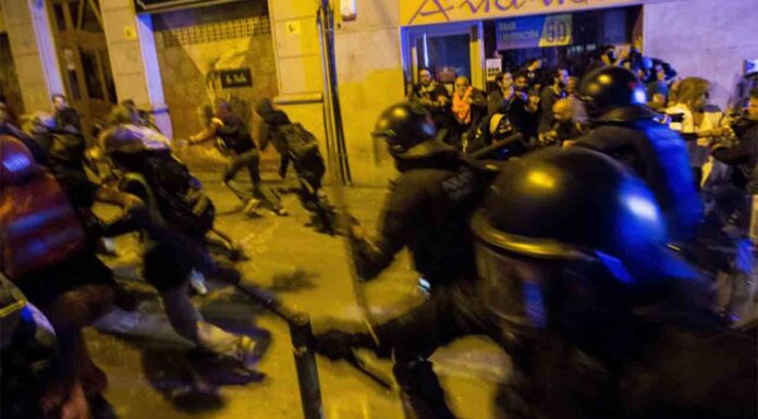 Dos años de prisión a un mosso por la agresión a un periodista en Gràcia Dos años de prisión a un mosso por la agresión a un periodista en Gràcia