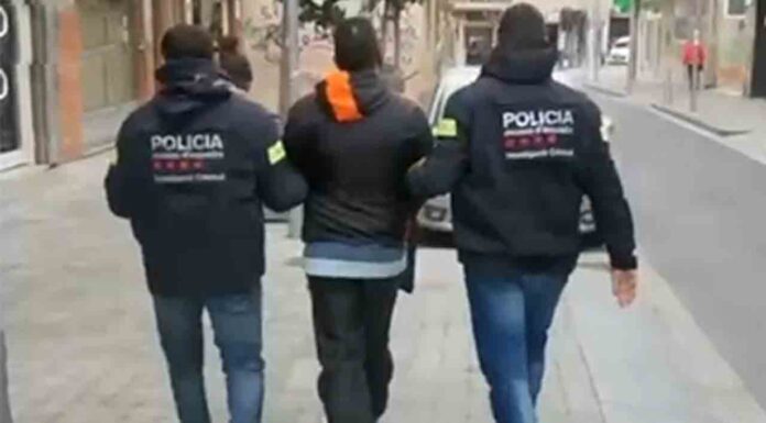 Escondía droga en parques de El Prat para que la encontraran futuros clientes Escondía droga en parques de El Prat para que la encontraran futuros clientes
