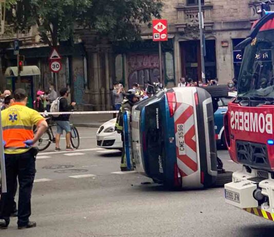 Espectacular accidente entre un taxi y un coche de los mossos en Villarroel Espectacular accidente de un taxi con los mossos en Villarroel