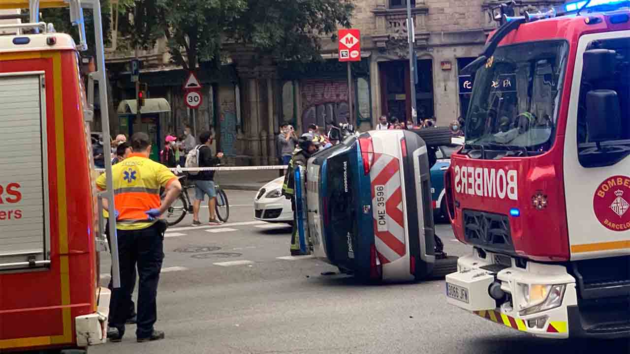 Espectacular accidente de un taxi con los mossos en Villarroel