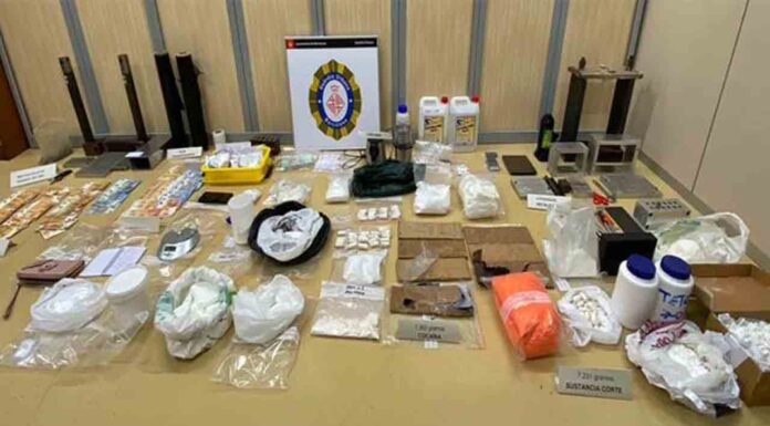 La Guàrdia Urbana detiene a 5 personas e incauta 7 kilos de cocaína La Guàrdia Urbana detiene a 5 personas e incauta 7 kilos de cocaína