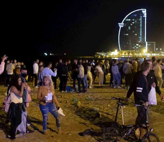 La Playa de Sant Miquel y el Paseo del Born se vuelven a llenar por los botellones La Playa de Sant Miquel y el Paseo del Born se vuelven a llenar por los botellones
