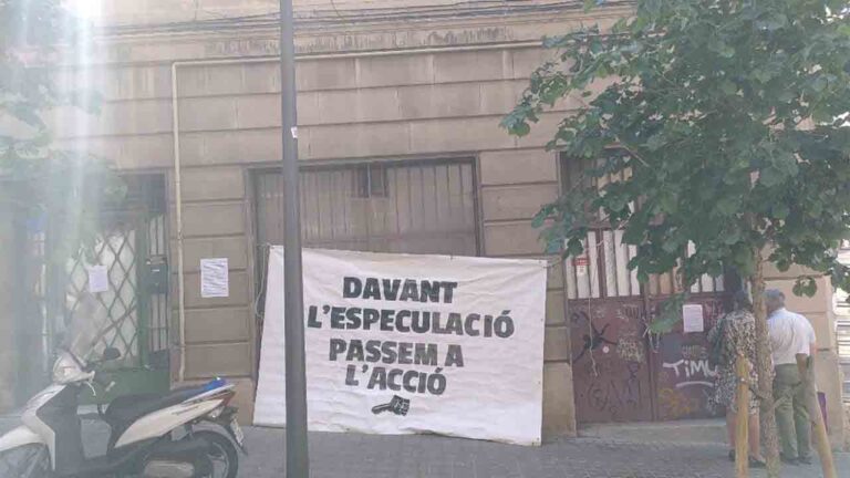 Ocupan un edificio en Gràcia vinculado a un caso grave de acoso inmobiliario