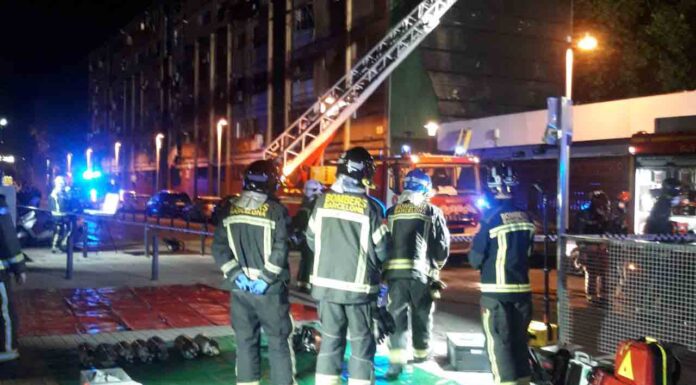 Un incendio en la calle hace arder un edificio en el Besòs Un incendio en la calle hace arder un edificio en el Besòs