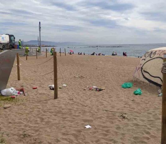 Vecinos de la Barceloneta: ‘La situación por los botellones es insostenible’ Vecinos de la Barceloneta: 'La situación por los botellones es insostenible'