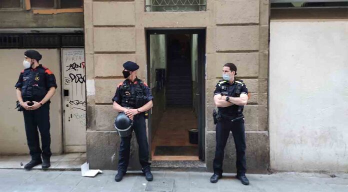 Dos detenidos en un narcopiso de El Raval Dos detenidos en un narcopiso de El Raval