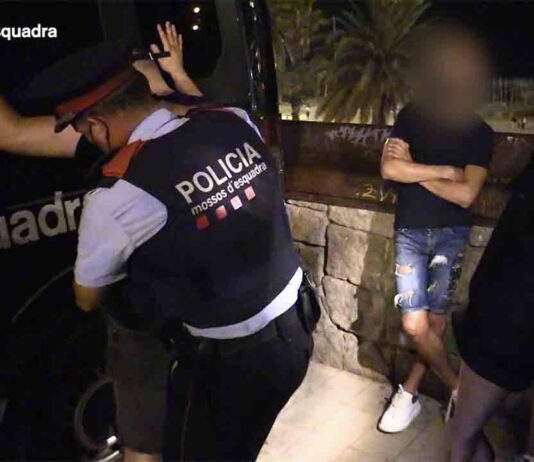 Un Mosso dispara a un hombre que se abalanzo sobre el en Sants con unas tijeras Los Mossos detienen a 23 ladrones violentos durante el fin de semana