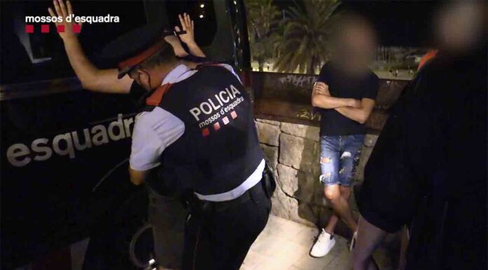 Un Mosso dispara a un hombre que se abalanzo sobre el en Sants con unas tijeras Los Mossos detienen a 23 ladrones violentos durante el fin de semana